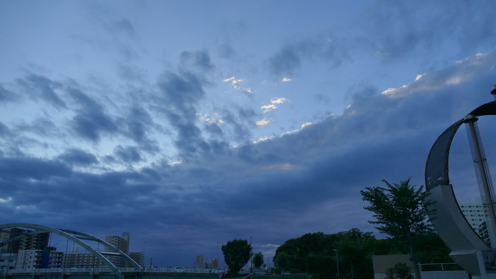 隅田川西の空