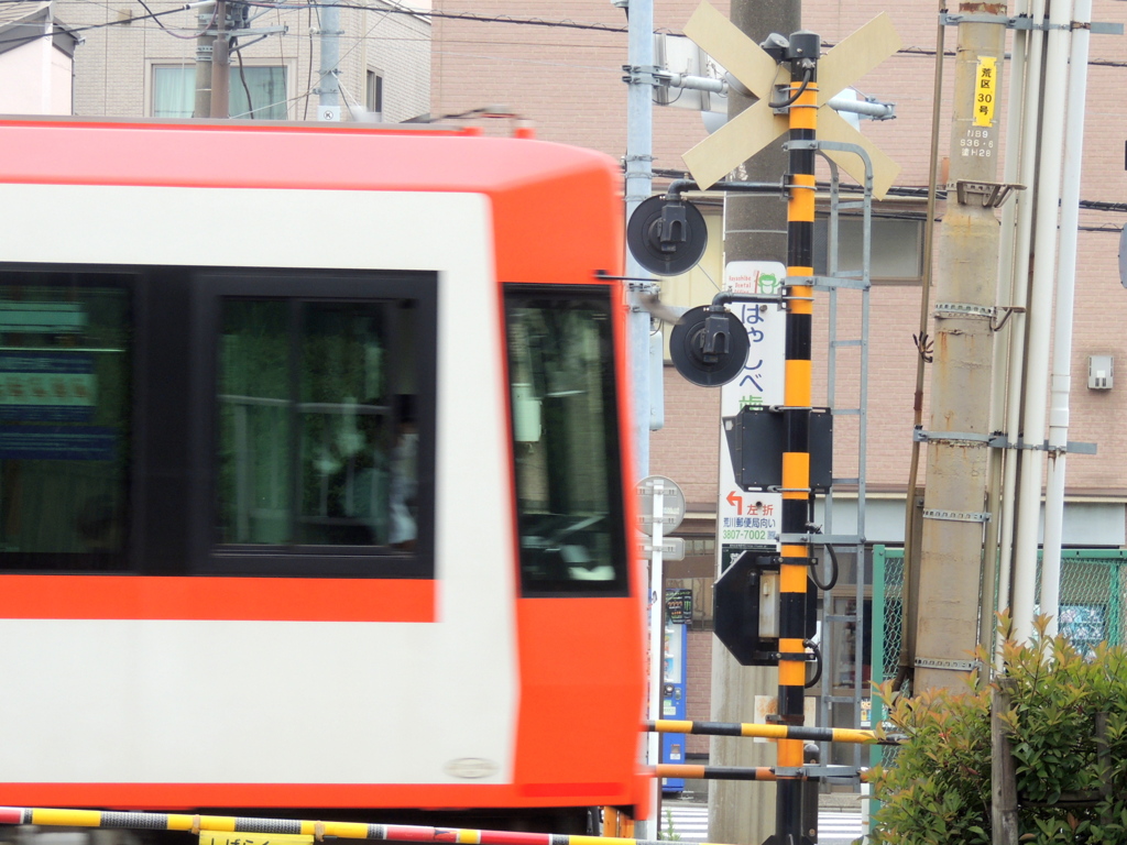 三ノ輪橋から荒川の踏切を通過する