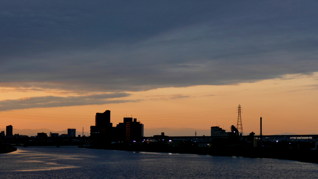 隅田川曇り空だが西上流の雁腹摺山から武甲山までが