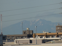 荒川の土手からから見える日光女峰山