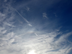 荒川土手の太陽の上の半光輪と空