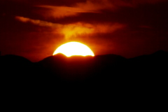 '２３新春の01.12丹沢山系の丹沢山と蛭が岳の間の大きな夕日