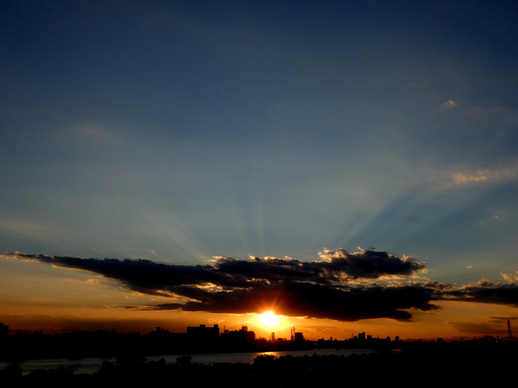 雲間から下りた夕日の落日