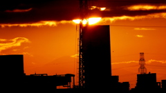 大室山の前の雲から漏れる夕日