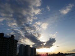 西新井橋西の夕日の上の空
