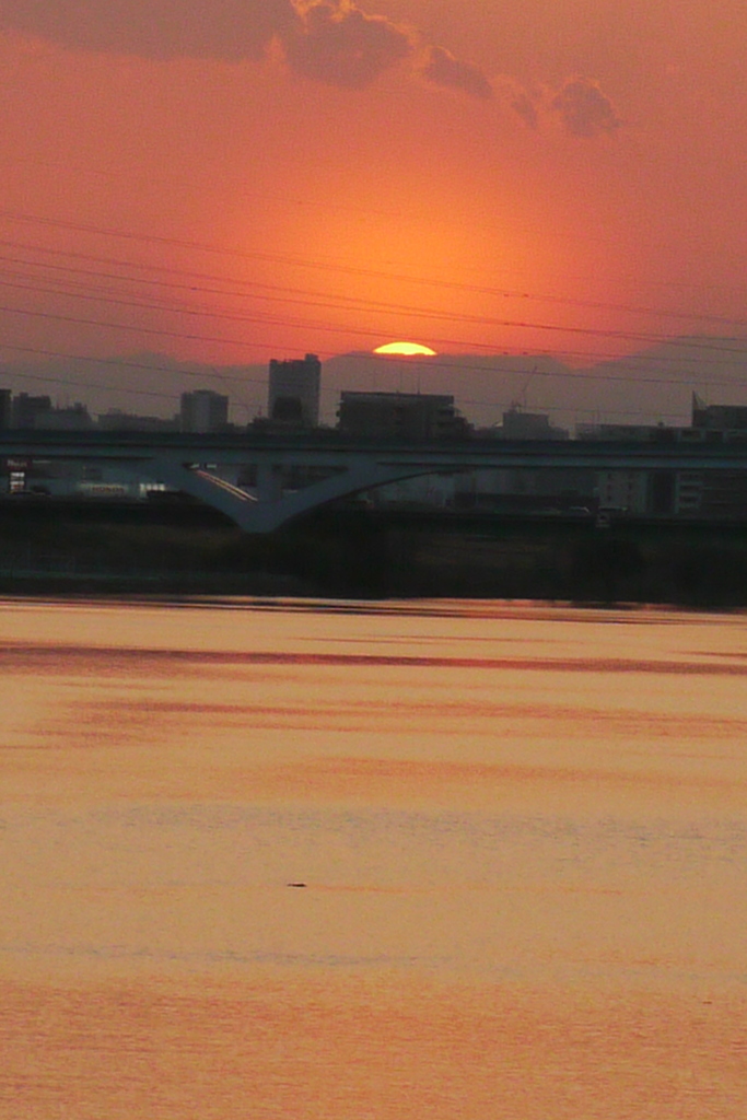 黄金の川の大蔵高丸のベールを纏ったサンセット