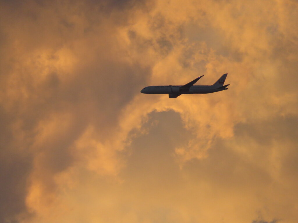 大きな夕焼雲の中