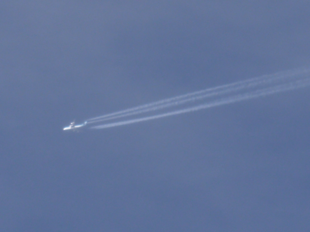 荒川上空の飛行機雲
