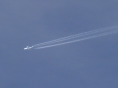 荒川上空の飛行機雲