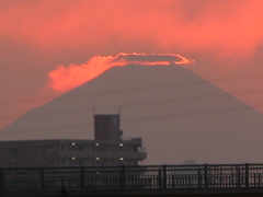 夕焼けの傘雲を被った富士山