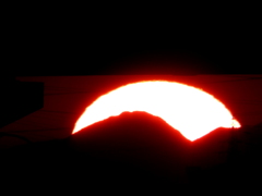 高速道路下の東御荷鉾山の西東峰に掛かる大きな夕日