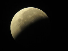 皆既月食後西低く地球の影