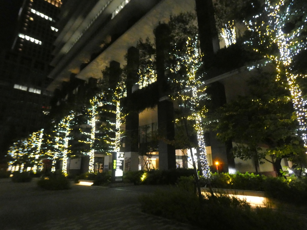 銀座の並木通りは京橋の高速の高架まで京橋のビルの年末のイルミネーションが