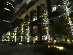 銀座の並木通りは京橋の高速の高架まで京橋のビルの年末のイルミネーションが