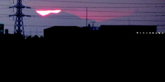 荒川土手から'22.6.4.奇跡的に見えた傘山から西御荷鉾山の間の夕日