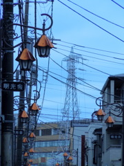 千住元町の商店街の街路灯と鉄塔
