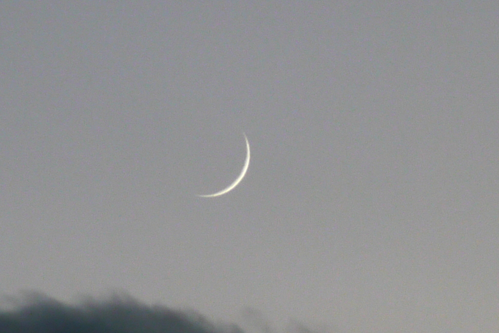 黒雲上の細い月