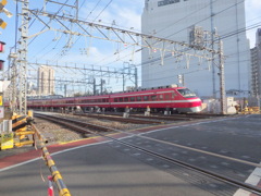 千住の踏切から北千住に向かう赤い東武特急