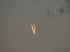 遠い夕焼けの飛行機雲