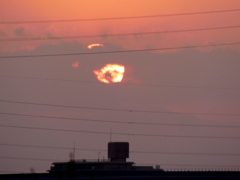 雲被る夕日だかうっすら山