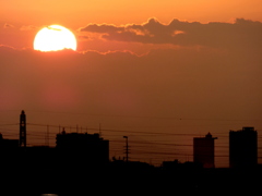 千住新橋から雲の夕日と笠山が見える夕景