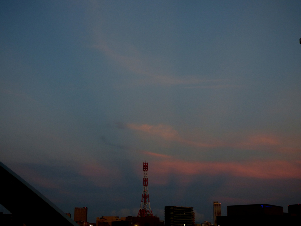 夕日と反対側東に見える‘反薄明光線‘