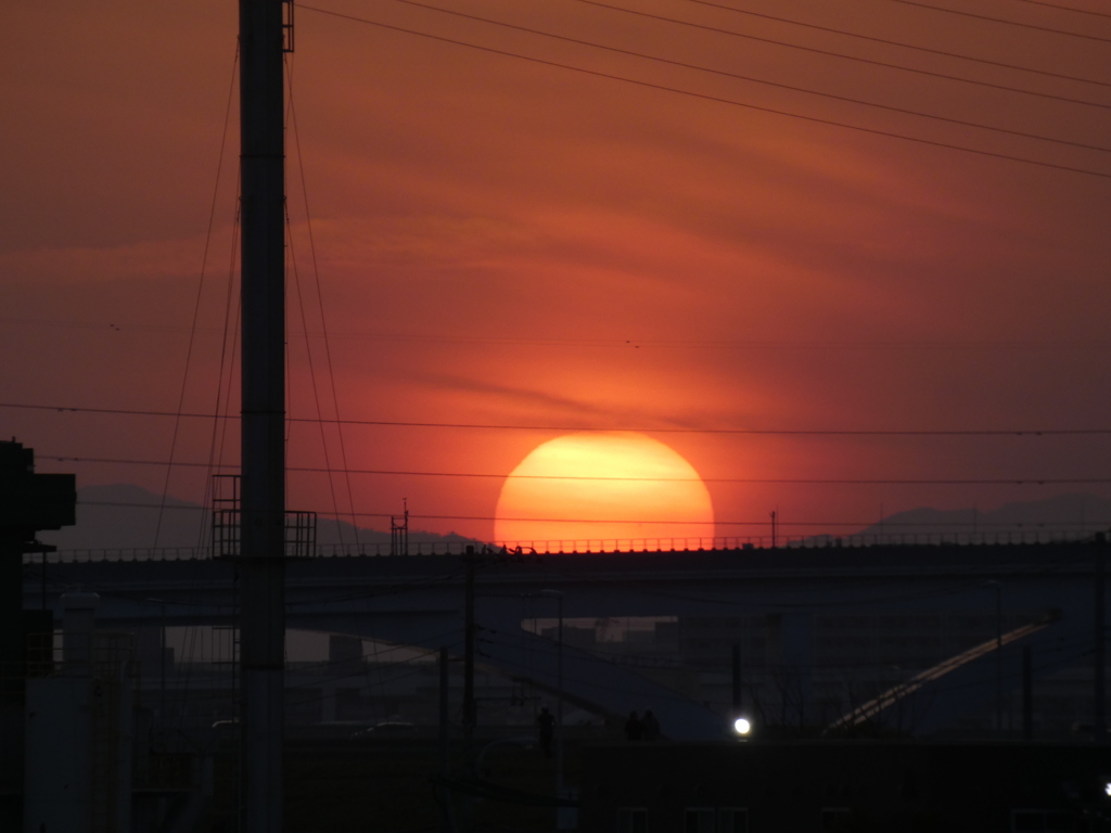 '22.04.25.18:19.左,蕨山右,大持山小持山の間の夕日