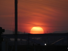'22.04.25.18:19.左,蕨山右,大持山小持山の間の夕日