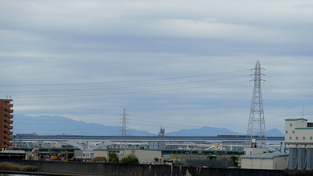 隅田川上流の左太平山、大持山小持山、武甲山がくっきり