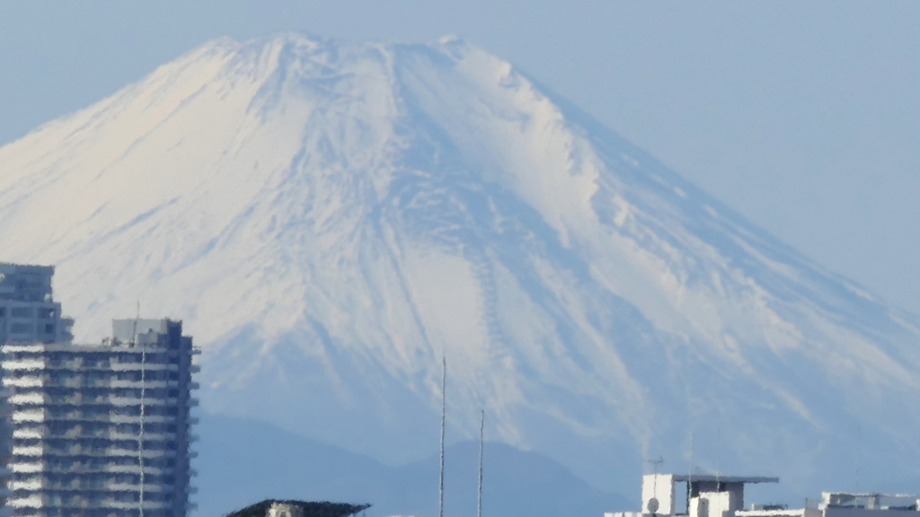 荒川土手から新春朝の富士山