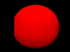 マンションから出てくる大きな夕日