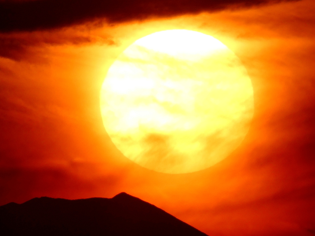 '22.01.2916:53.の富士山右裾の上空の夕日