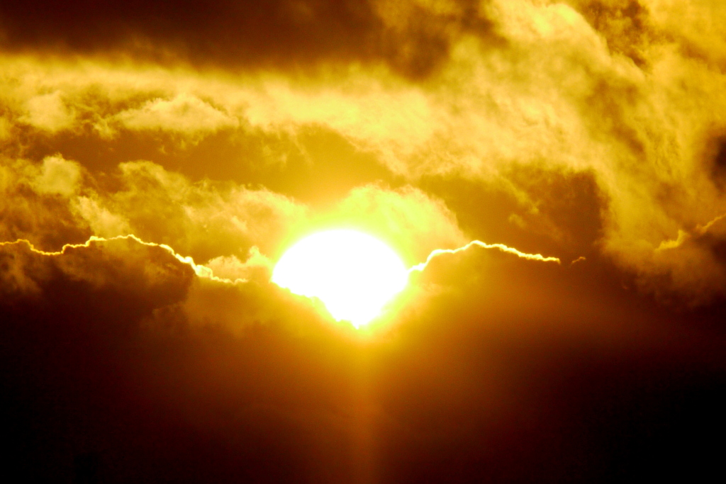 黄金の雲間に沈む夕日