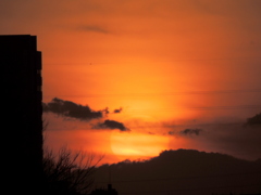 池袋のタワービル右下の菜畑山の尾根筋の夕日