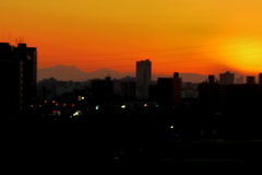 千住新橋から左の三つ峠山から左景信山
