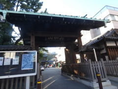 右にガードマンが立っているので、斜めに泉岳寺