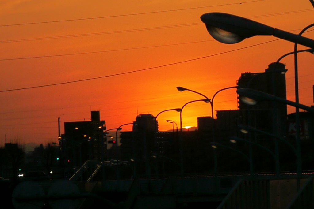 千住土手仲通りの夕日の風景