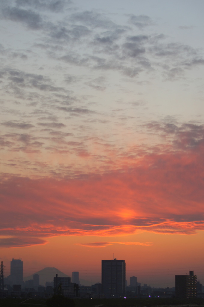 雲に隠れる夕日の風景