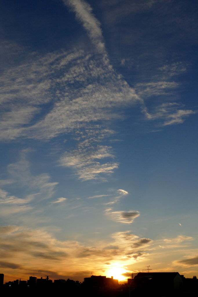 急転冬空の夕日