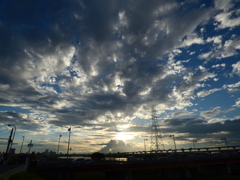 荒川土手から西新井橋上の雲の夕景