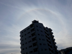 ’22新年の千住元町荒川土手のマンションを包むアーク