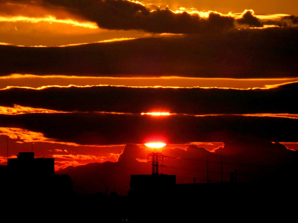 荒川土手から見えた'21.12.12.の三筋の積雲から落ちる丹沢山系の夕日