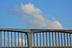 尾竹橋の欄干の白雲