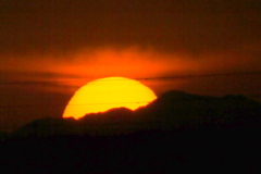 大持山の左裾野の落ちる大きな夕日