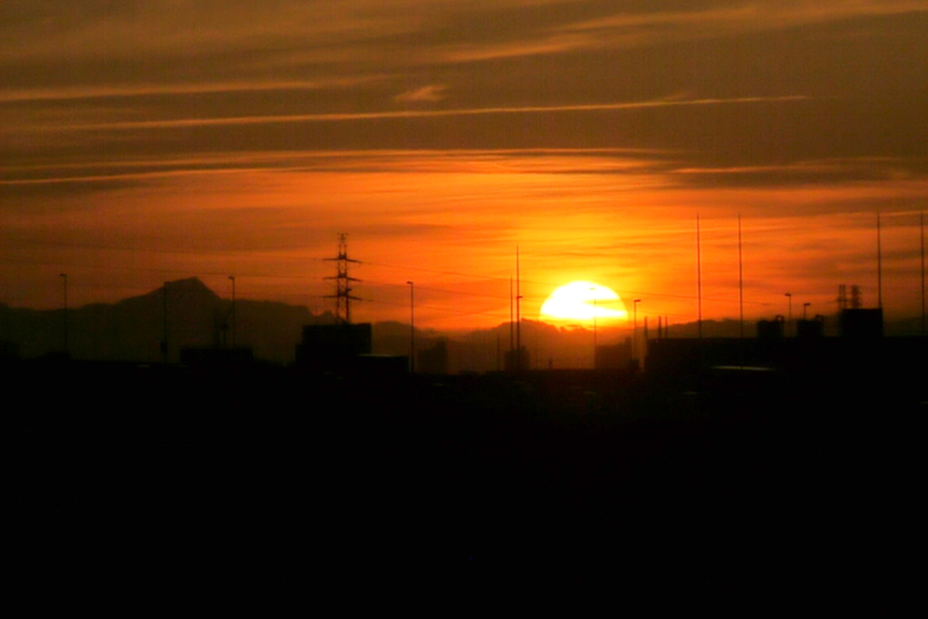 千住新橋から日向山右のぶな峠と南小太郎山辺りの夕日