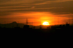 千住新橋から日向山右のぶな峠と南小太郎山辺りの夕日