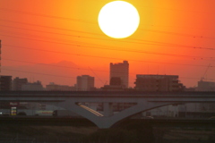 西新井橋からベールを被った夕日