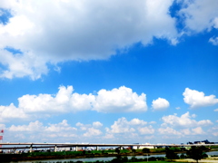 荒川の高速の高架上の連なった積雲