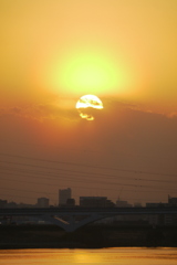 荒川のゴールドな雲かぶる夕日