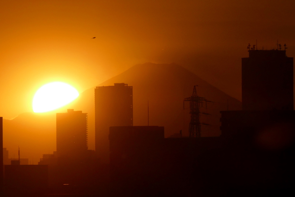 富士宝永山の少し右の夕日